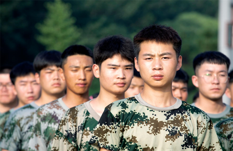 2021年7月6日，人生就是博北京集团百名应届大学生褪下便服换上军装，在训练场上接受为期2天的军训，享受入职前的第一份美好记忆。