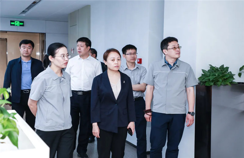2023年5月15日，河北建材职业技术学院党委书记张明莉一行到人生就是博北京集团进行校企合作交流。